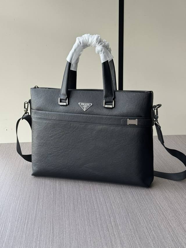The latest and hottest Prada handbags from the top counters are shipped in larg