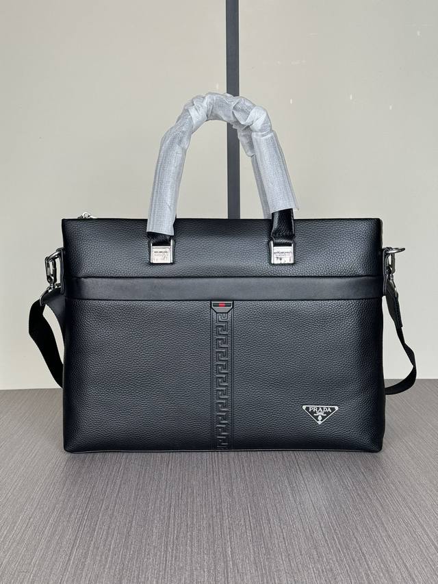 The latest and hottest Prada handbags from the top counters are shipped in larg
