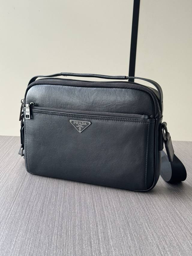 The latest hot Prada handbag messenger bag from the top counter mouse is shippe