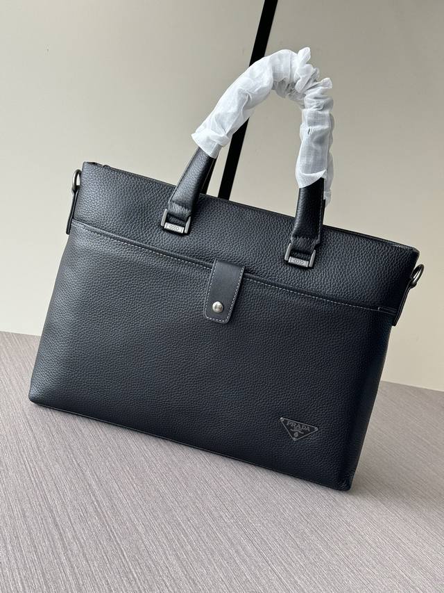 The latest and hottest Prada handbags from the top counters are shipped in larg