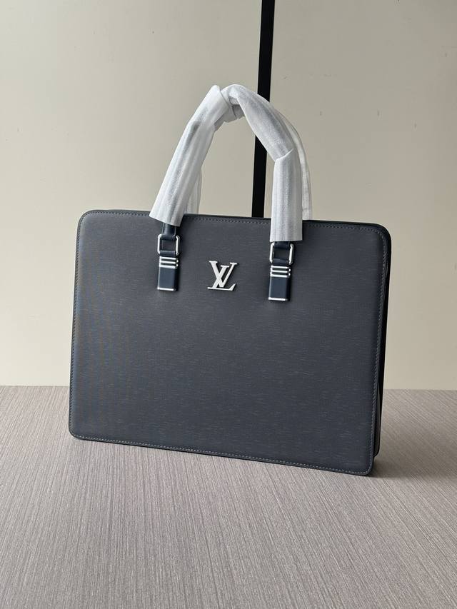 The latest hot-selling Lv password lock portable briefcase of the top counter m