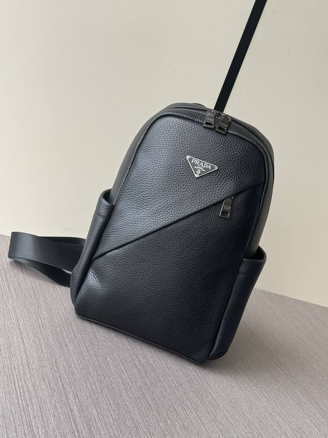 The latest and hottest Prada handbag chest bag from the top counter is shipped