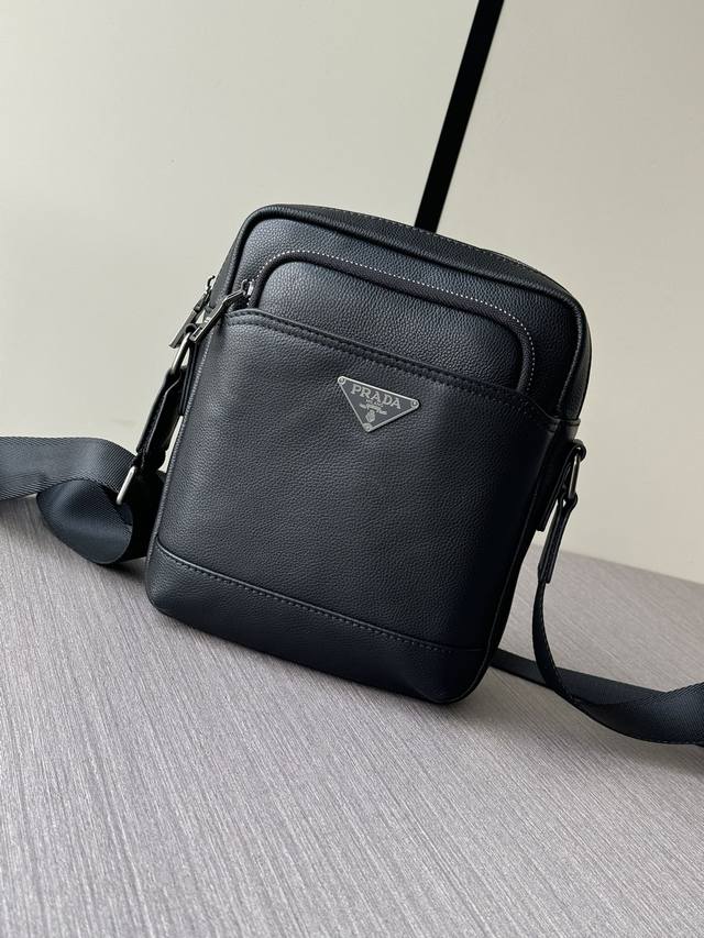 The latest and hottest Prada zipper messenger bag from the top counter mouse hi
