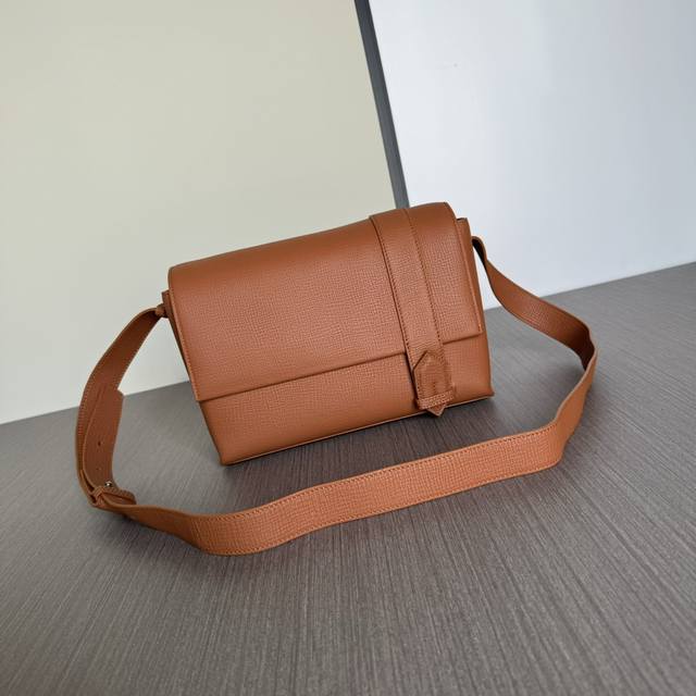 The latest style of the top counter mouse, the Hermes full leather flap messeng