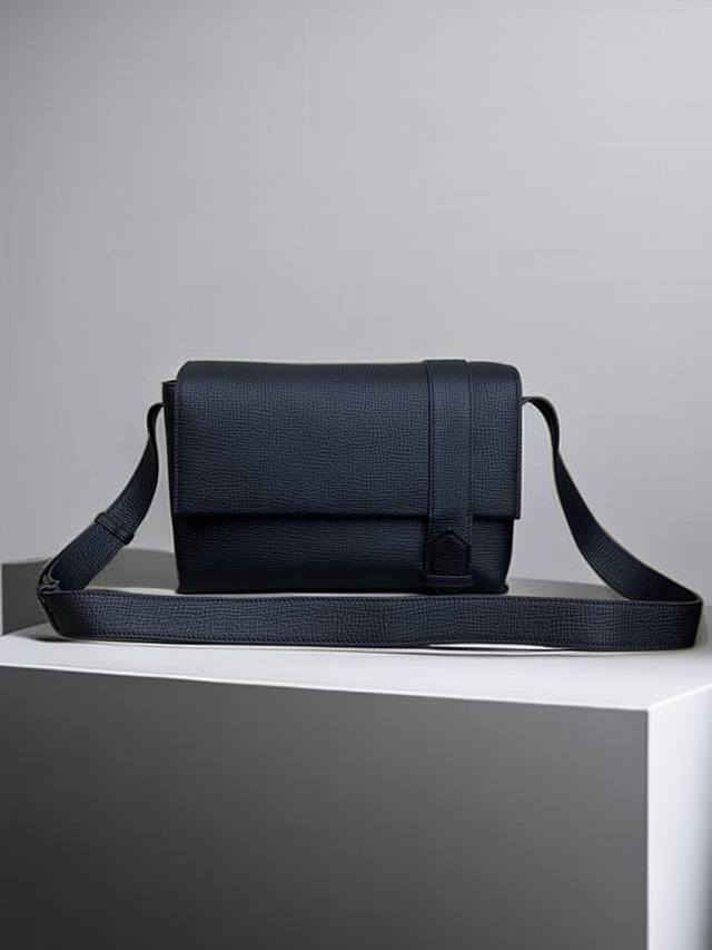 The latest style of the top counter mouse, the Hermes full leather flap messeng