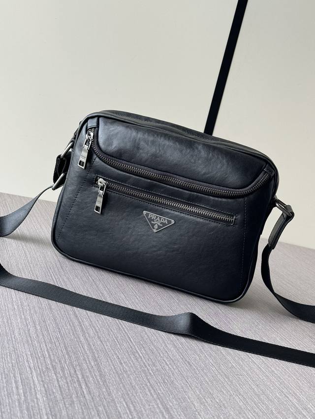 The latest hot Prada messenger bag from the top counter mouse high-end fierce g
