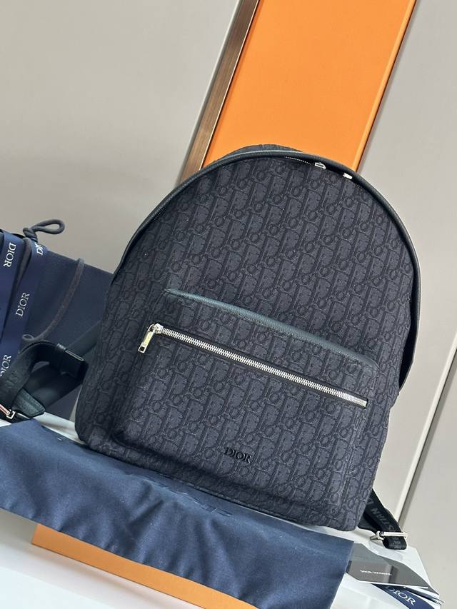 Large Black MarkTop OriginalSimple silhouette, this Rider backpack takes on a cl