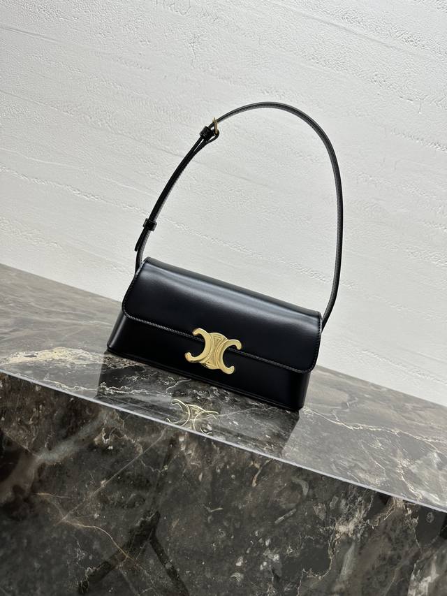 Triomphe has added a new model of underarm bag. It is the most versatile and dur