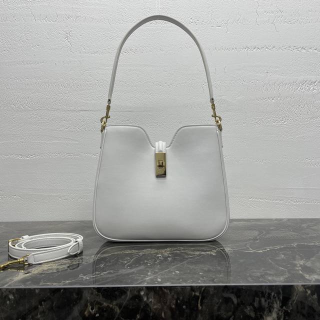 Camille 16 Soft The bag is made of smooth calfskin, which has a natural sheen. T