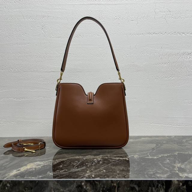 Camille 16 Soft The bag is made of smooth calfskin, which has a natural sheen. T