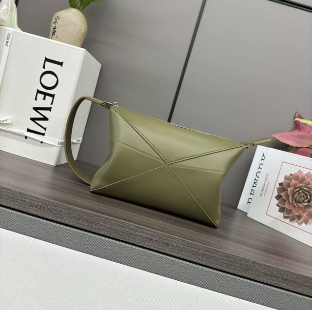 Low The new shiny cowhide wash bag is inspired by the geometric lines of the Puz