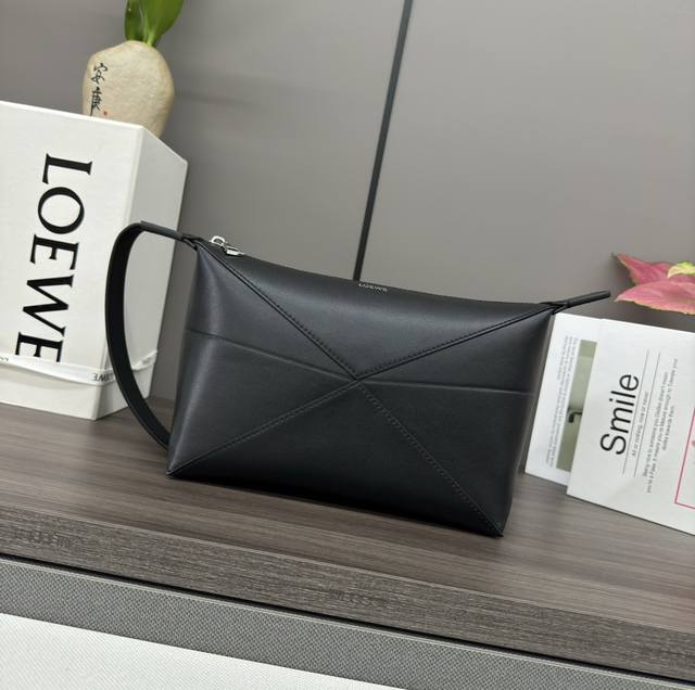 Low The new shiny cowhide wash bag is inspired by the geometric lines of the Puz