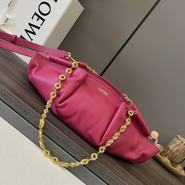 New Small Paseo Handbag in Leather with Chain Exquisite workmanship, simple and
