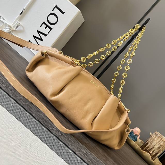 New Small Paseo Handbag with Chain in Leather Exquisite workmanship, simple and