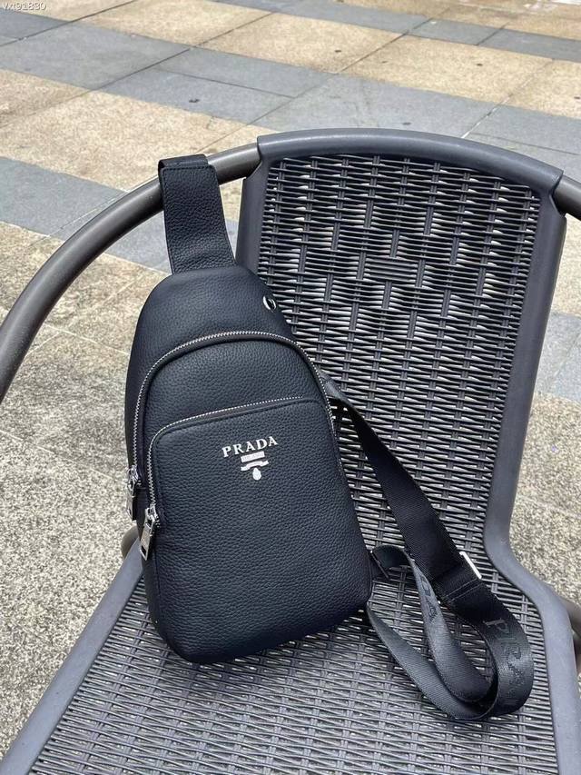 Men's bag chest bag is specially designed for men. It tends to be simple and lea