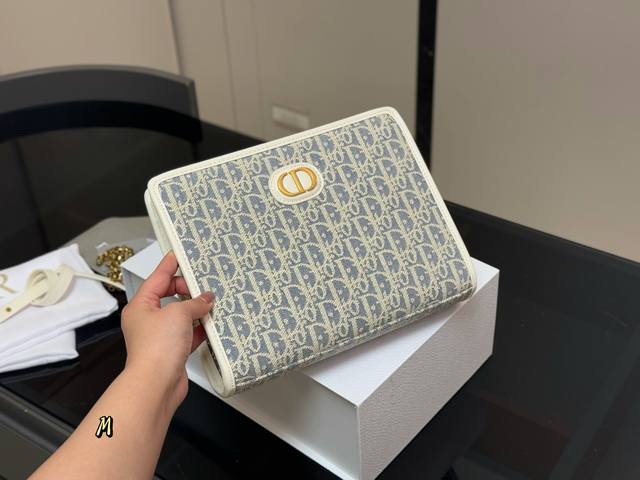 with folding box Size: 26.20Cm Dior's new Dior clutch I think the bag is really