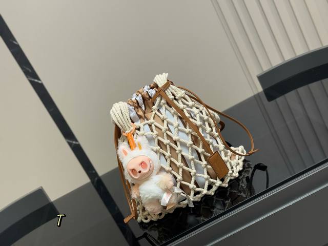 Pendant color is randomPrada summer use a small bag is very light. The latest sm