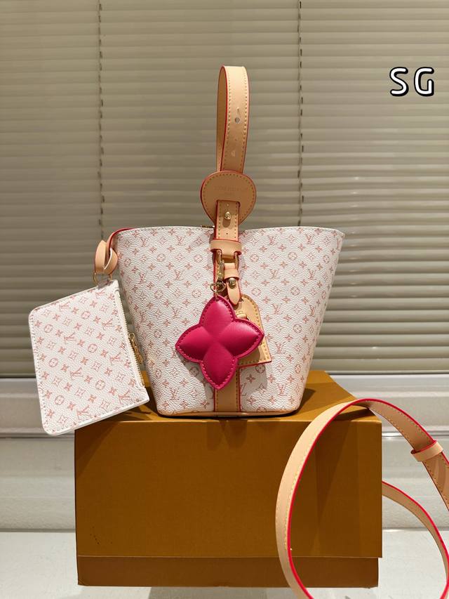 Dune Lv All Inbb handbag is made of Monogram leather with shiny metal parts, an
