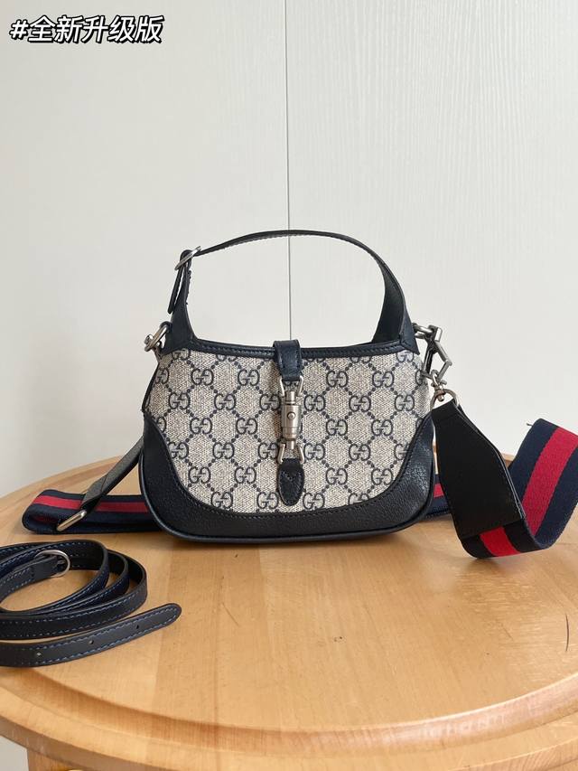 Real shot# Double shoulder strap Model: 685127Upgraded version Size: 19 X 13X 3C