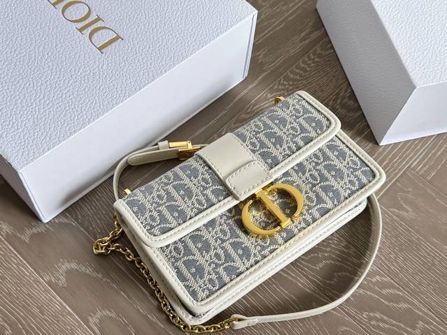 Dior Montaigne Small Size in stock Montaigne Raffia Series It feels so summery,