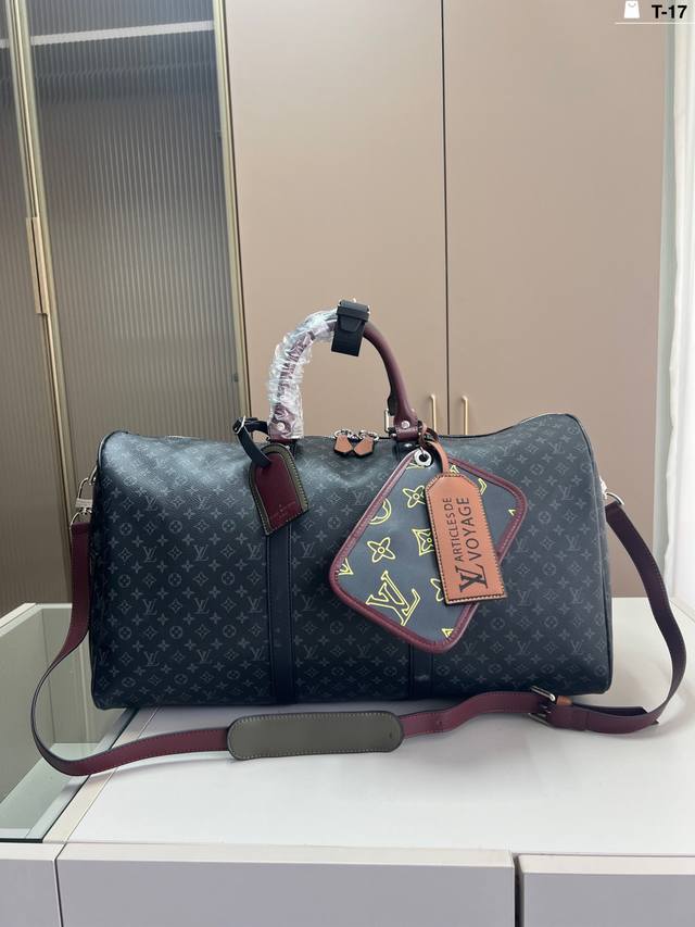 Lv travel bag A handsome and spacious travel bag Classic design, stylish and sui