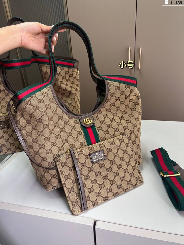 Small Gucci Cool Tote Bag is a classic and versatile one. It is retro and advanc