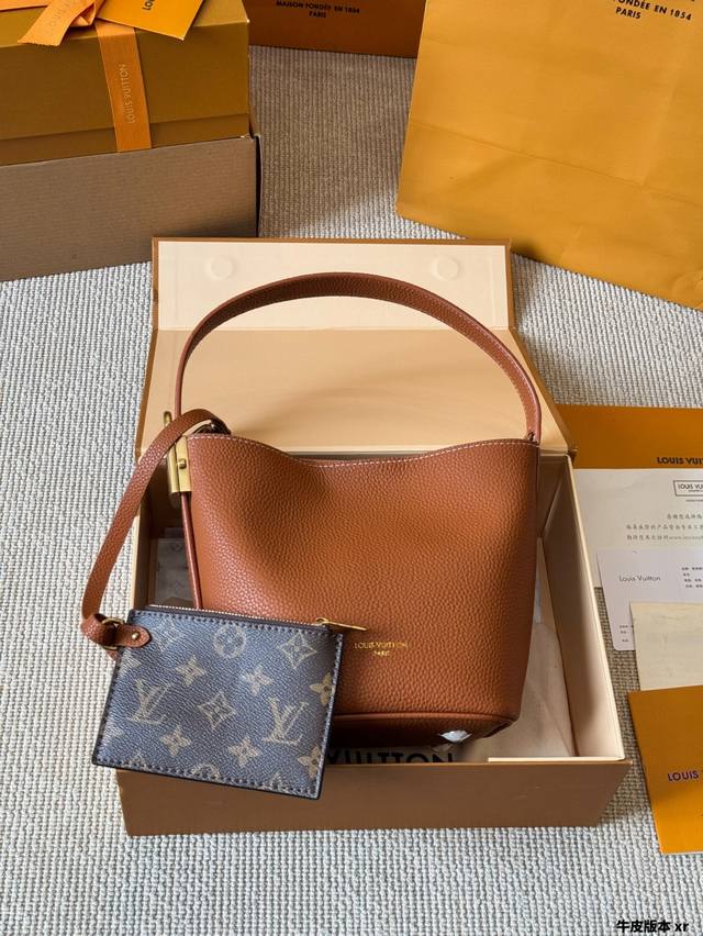 Cowhide versionThe Lv All Inbb handbag is made of Monogram leather with shiny m