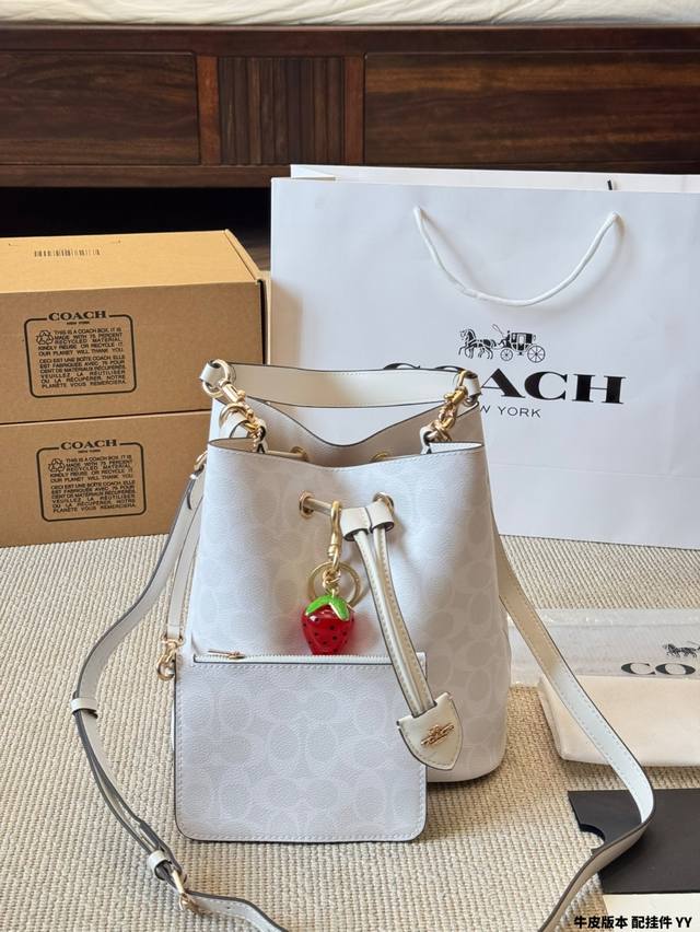 Cowhide version with pendant Coach's new bucket bag Rowan Bucket The new bucket
