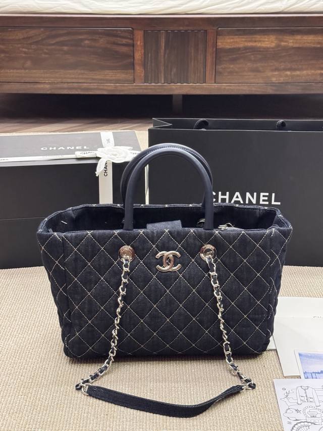 Chanel Tote Shopping Bag Gold Buckle Oh, this size of Tote is so easy to carry!