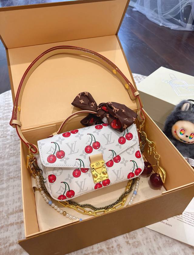 Free scarf pendant Folding gift box packaging Lv Murakami Takashi messenger bag