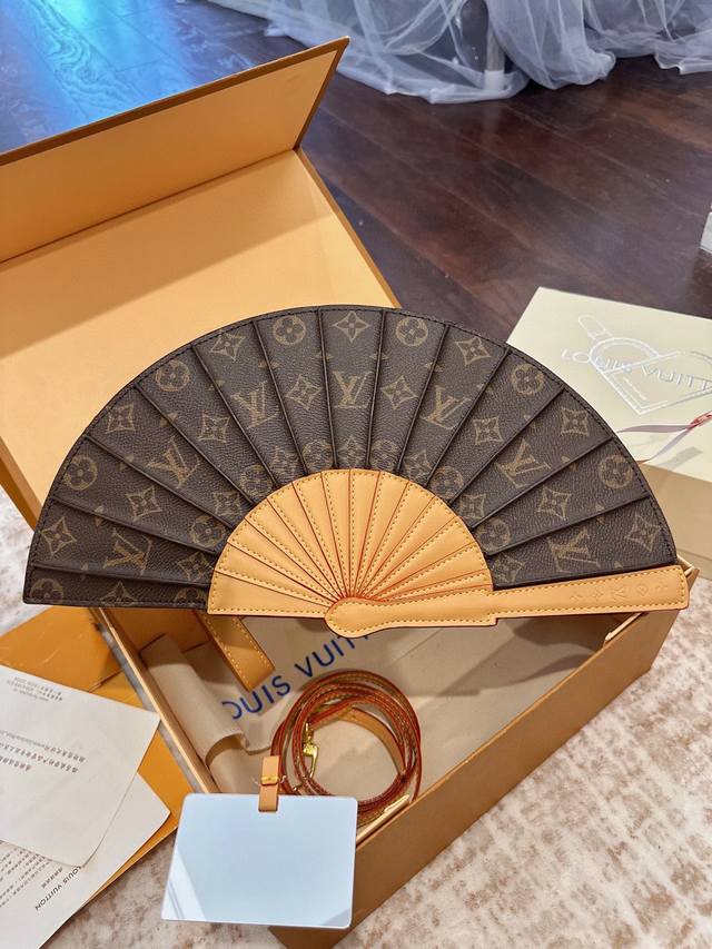Free small mirror Folding gift box Official website airplane box Lv Fan handbag