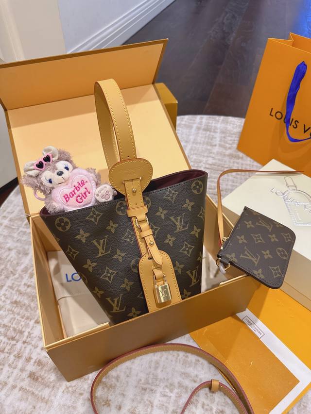 Send pendant doll Folding gift box official website airplane box Lv X Tm series!