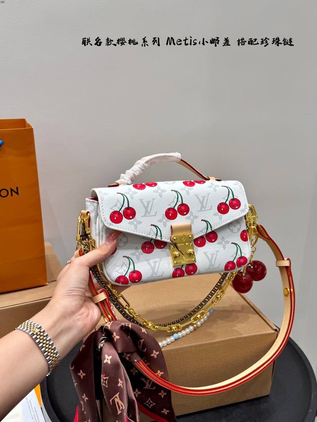 Gift box packagingOriginal silk scarf! Pearl chain! With cherry pendantLV White