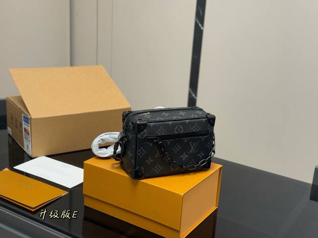 with folding box Size: 18X13X8 Lv box bag It's really a cute square box The col