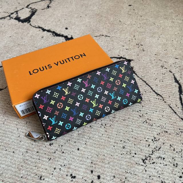 Factory P price top original M13408 black color single zipper wallet series Zipp