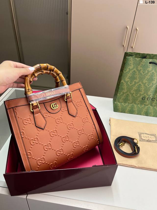 Cool Gucci bamboo tote bag highlights the elegant temperament The capacity and p