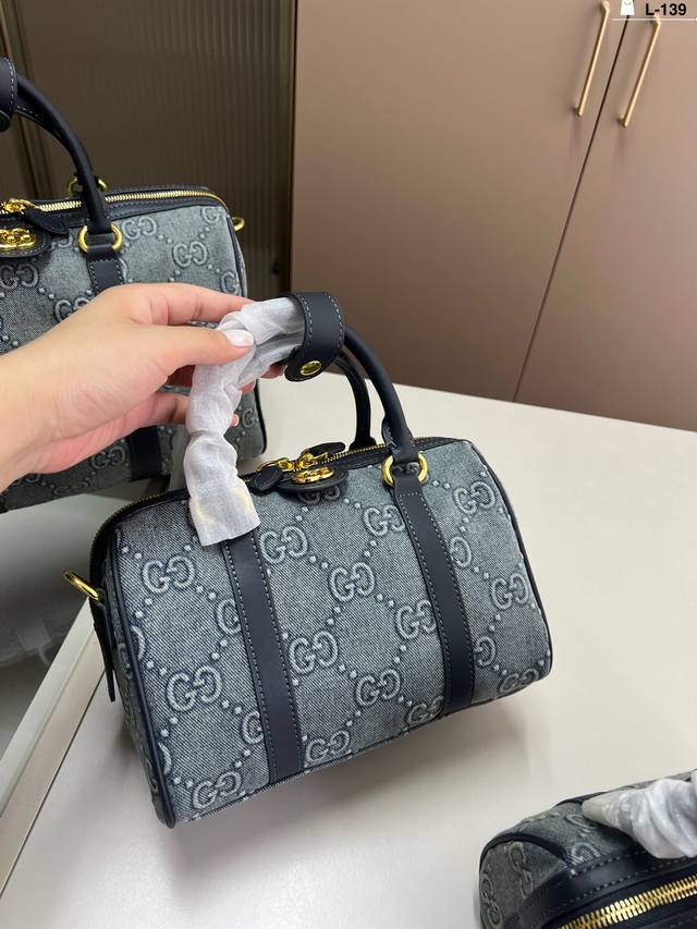 MediumGucci Cool Pillow BagLarge capacity can be carried by hand or crossbodyBab