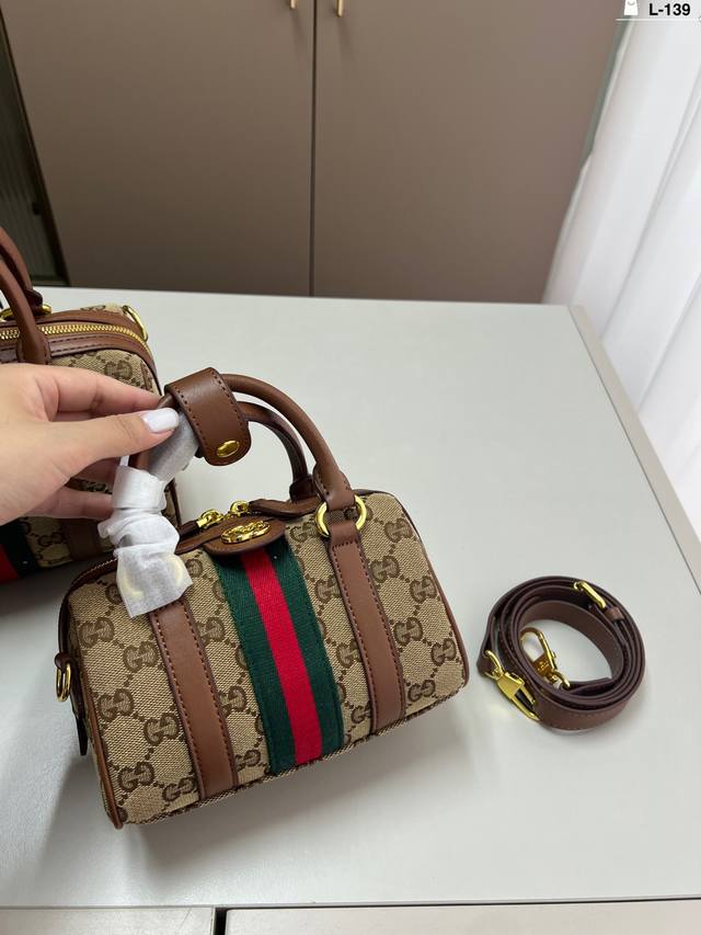 Small Gucci Cool Pillow Bag Large capacity can be carried by hand or crossbody B