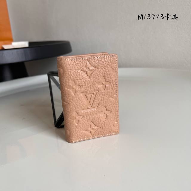 Factory P price Top original M13973 Khaki This pocket wallet is made of grained