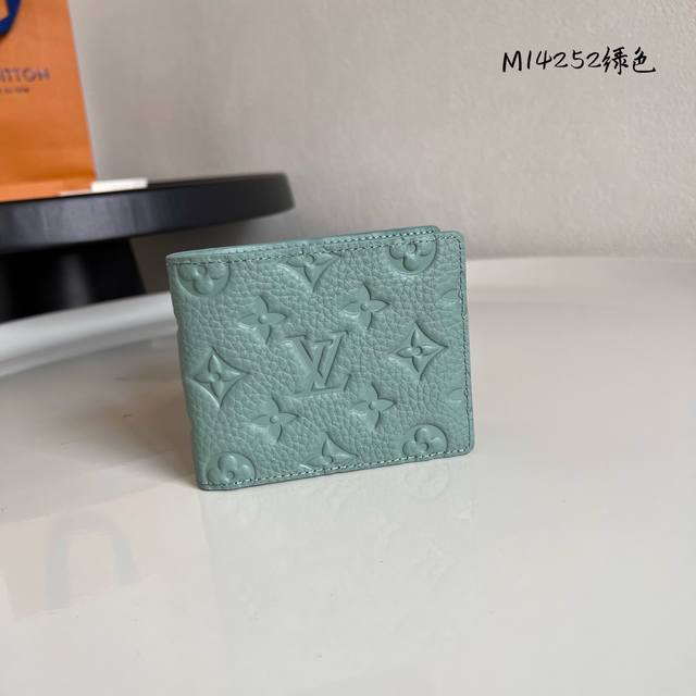 Factory P price Top original M14252 Green This Multiple wallet is made of graine