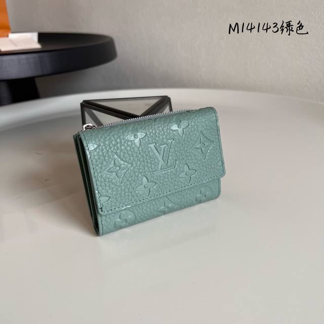 Factory P Price Top Original M14143 Green This Slender Pilot Wallet is made of f