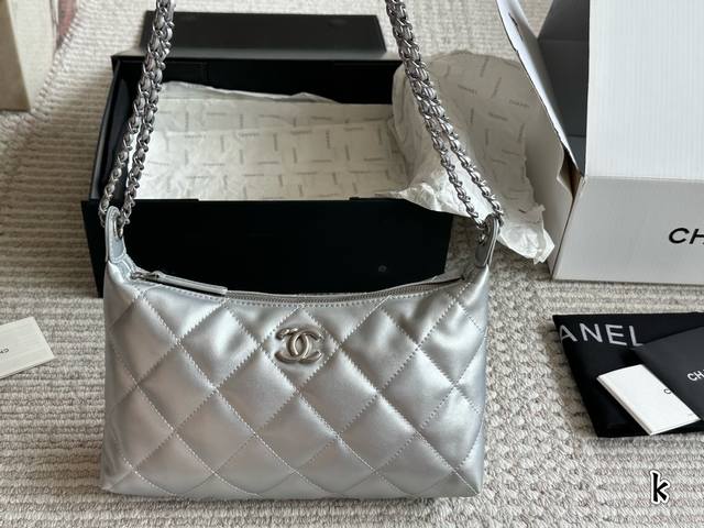 The newest Chanel 25S on the Internet. This Chanel is perfect. It can be carried