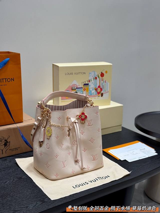Folding gift box high-end orderwith pendant 30 Size: 26Cm Lv underarm bucket bag