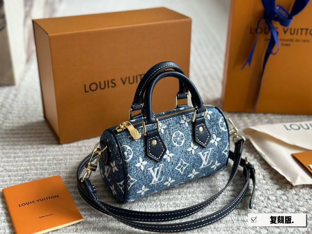 Replica edition with box Size: 16*10Cm Tender denim jeans!!! So cute! Put down y