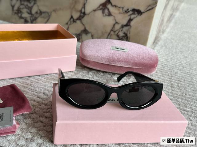 equipped with glasses case and glasses bag Miu frames are really good this year