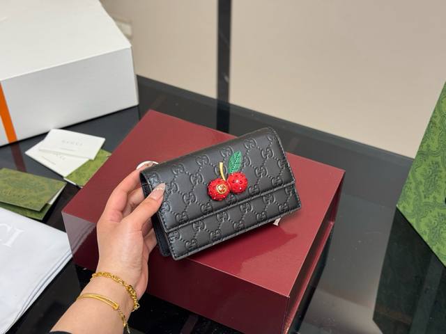 with folding box airplane box Size: 17*10Cm The little cherry that is very popu