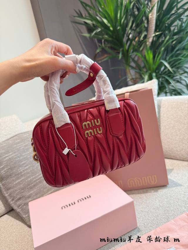 First layer of sheepskin This super beautiful Miumiu bowling ball small Miumiu'