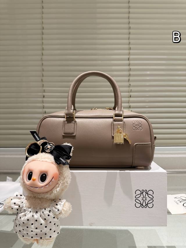 Cowhide version with pendant Loewe handbag Loewe has recently released a big mo