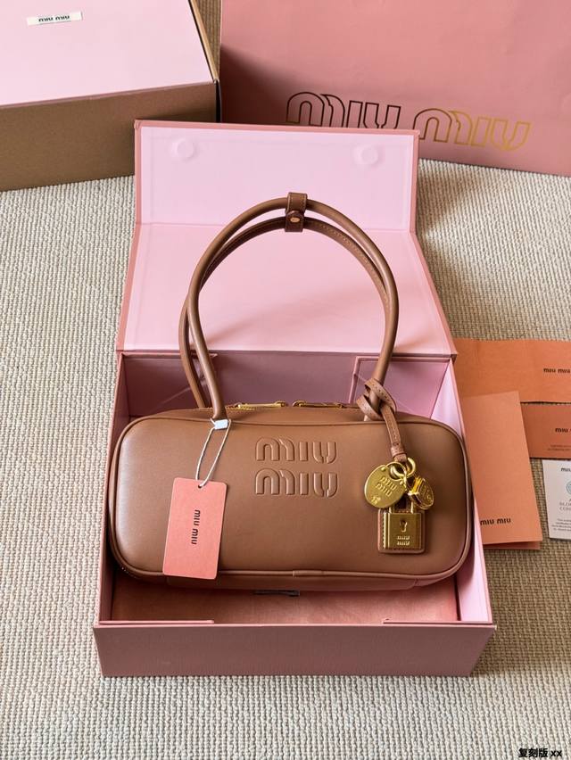 Replica Miumiu 25Ss horizontal long handle bowling bag! bowling bags are really