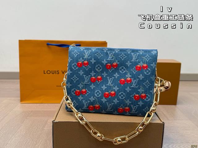 airplane box heavy chain Lv Louis Vuitton Coussin handbag pillow bag The bag is